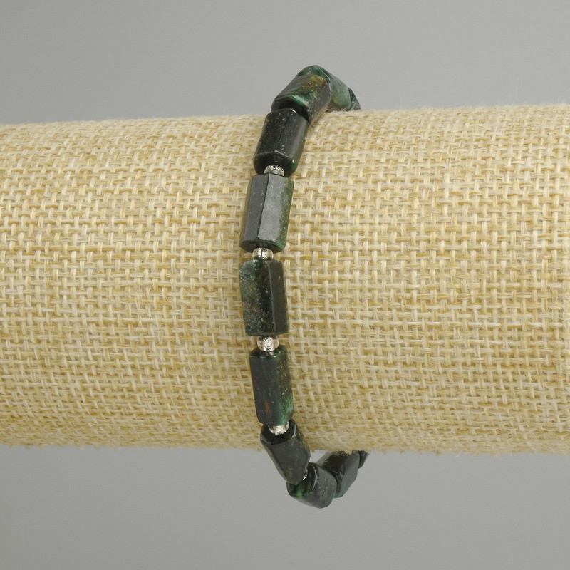 Bracelet émeraude taillée, diamètre 10–11×6 mm, longueur 18 cm ±, élastique
