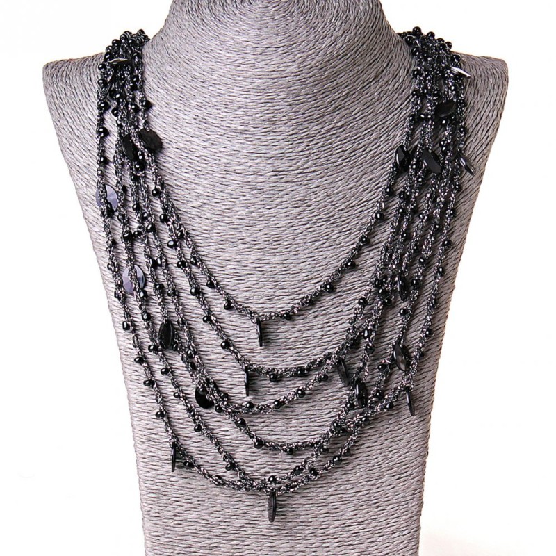 Collier « Toile d’araignée » noir avec pendentifs ovales