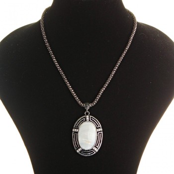 Grand pendentif sur chaîne, nacre gris foncé, métal avec strass, monture ovale 50 × 38 mm, longueur 46–54 cm, à rayures