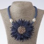 Collier sur cordon textile bleu, motif Chrysanthème, longueur 48–55 cm