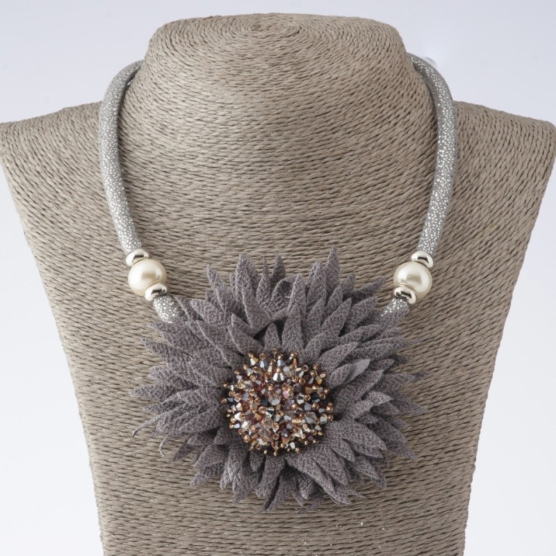 Collier à cordons «Chrysanthèmes gris» textile tendance, longueur 48–55 cm