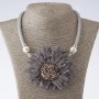 Collier à cordons «Chrysanthèmes gris» textile tendance, longueur 48–55 cm