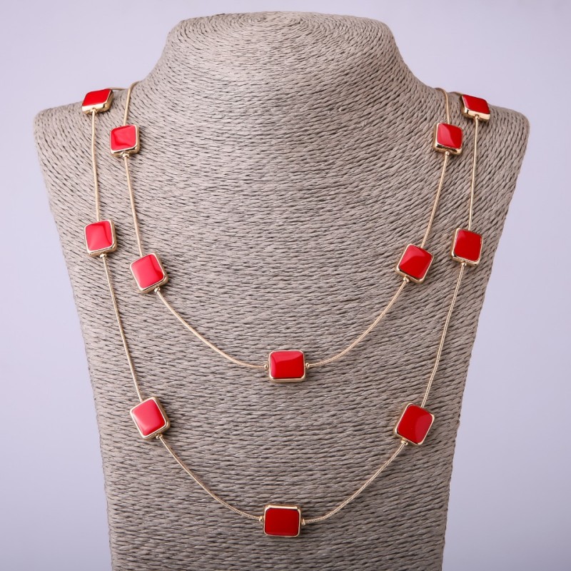 Collier à longues chaînes avec carré rouge, longueur 66–70 cm