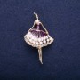 Broche ballerine émail violet, métal jaune, 50×30 mm