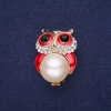 Soldes ! Broche hibou avec perle et émail, strass, couleur blanc, rouge et noir, 32 × 22 mm, métal doré