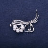 En solde : Broche Bouquet de perles nacrées, couleur blanche, 50 × 22 mm, métal argenté