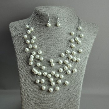 Ensemble collier et boucles d'oreilles «Sur les cordes de l'âme» perles simulées sur fil, longueur de 50 cm