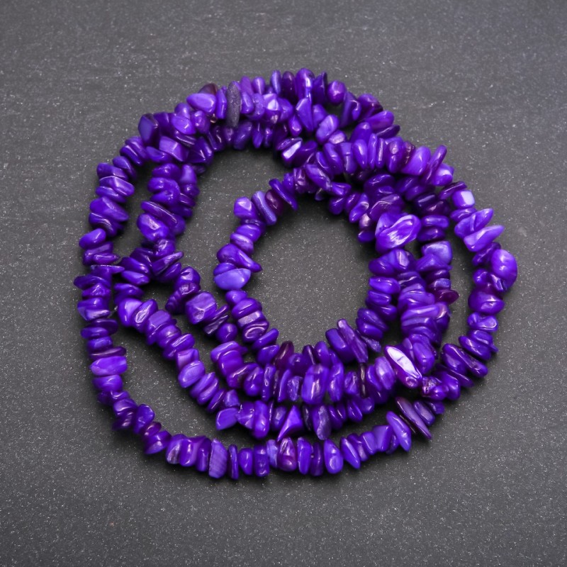 Perles nacrées teintées sur fil, éclats d’environ 7 mm de diamètre, longueur 80 cm