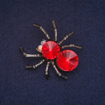Broche araignée avec cristal rouge et émail gris, métal argenté 36×40 mm