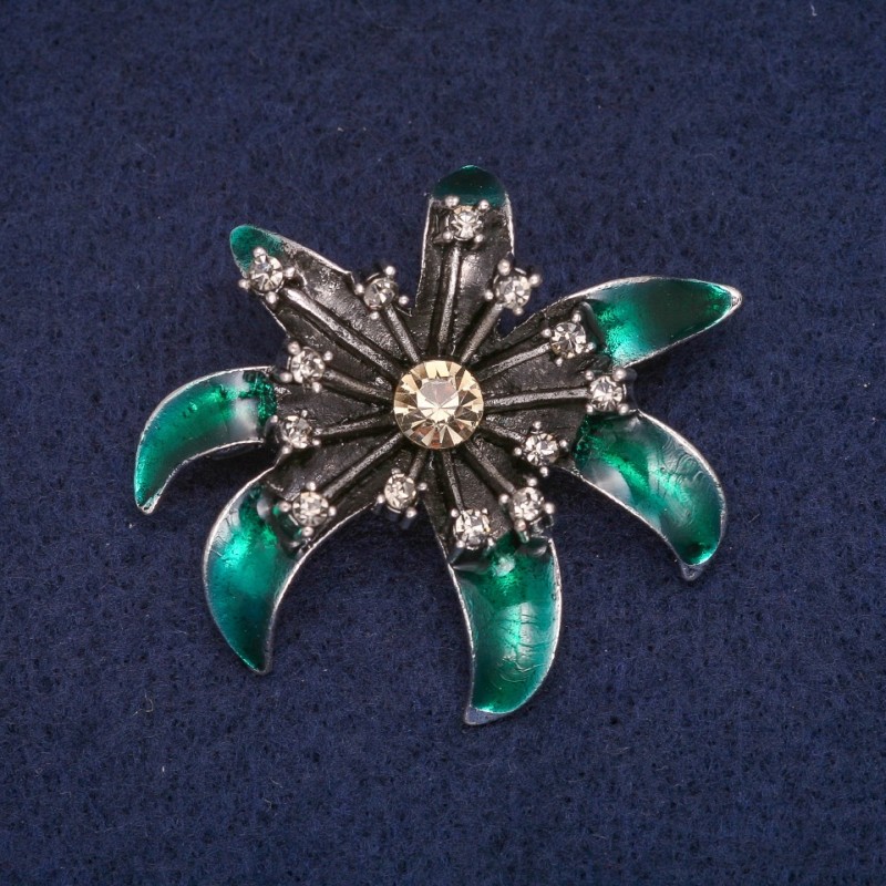 Broche Fleur avec émail vert et strass, métal gris 37 × 41 mm