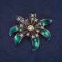 Broche Fleur avec émail vert et strass, métal gris 37 × 41 mm