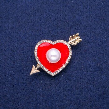 Broche Cœur en émail rouge, strass blancs et perle 25 × 42 mm, métal doré