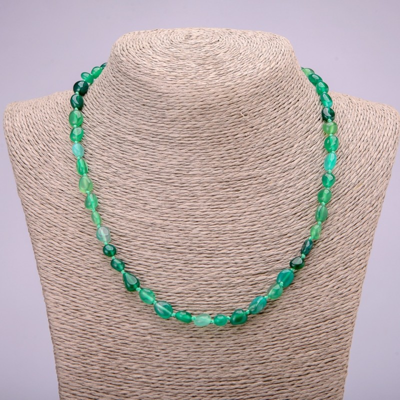 Collier en agate verte galetée, diamètre 7×9 mm (±), longueur 48 cm