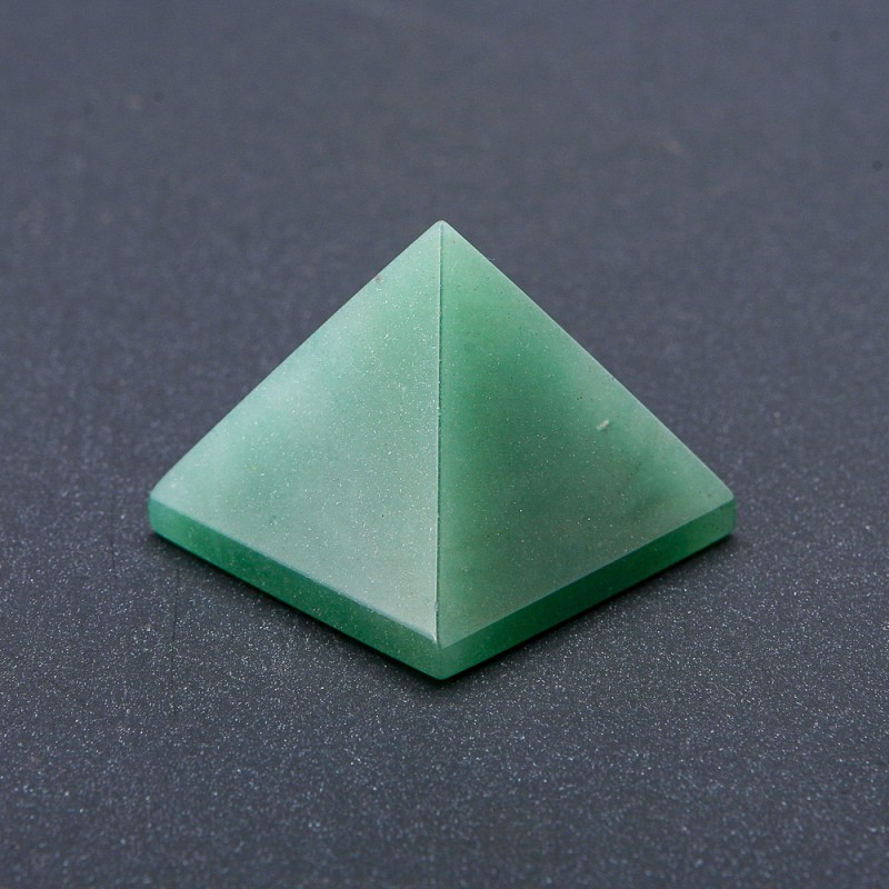 Pyramide souvenir en jade, hauteur (+-) 29 mm, longueur (+-) 37 mm