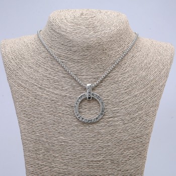 Pendentif Cercle avec hiéroglyphes 40 × 30 mm sur chaîne, longueur 65 cm couleur métal argenté