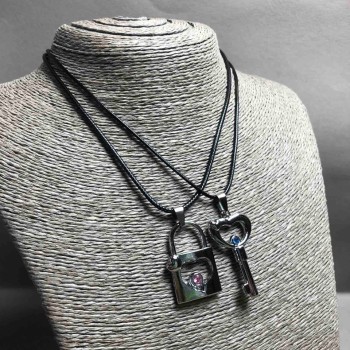 Pendants assortis Clé et Serrure, métal argenté, strass bleu et rose 45 × 30 mm ±, longueur 45–50 cm