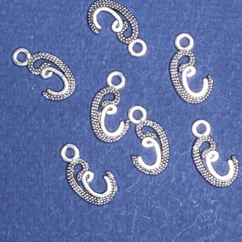 Fourniture: pendentif initial «S», couleur argentée, 17×10 mm, conditionnement 20 g ± 30 pièces