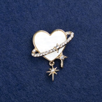 Broche Cœur en métal doré, nacre et strass 35×30 mm +