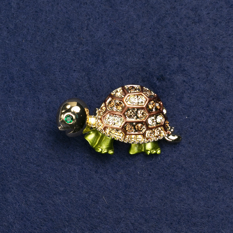 Broche Tortue métal doré, émail et strass 40x23 mm +