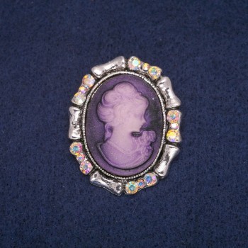 Broche camée avec strass irisés, métal argenté 33 × 40 mm