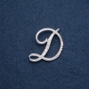 Broche initiale «D» 40 × 36 mm, couleur argent