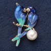 Broche «Paire de perruches» 5,5 × 2 cm émail bleu clair, métal jaune