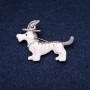 Broche Teckel au chapeau, métal argenté, émail et strass, 33×47 mm +