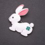 Broche Lapin blanc émaillé et métal gris 44 × 47 mm