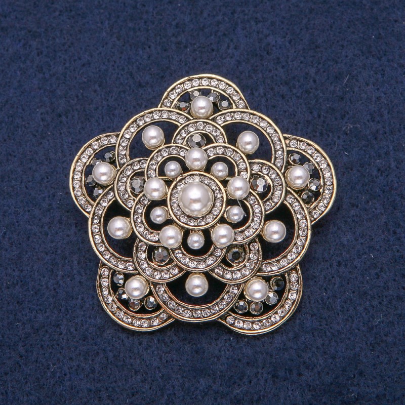 Broche avec perles blanches et strass foncés, métal doré 47×47 mm