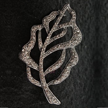(35/60 mm) Broche en métal argenté - Feuille ornée de strass