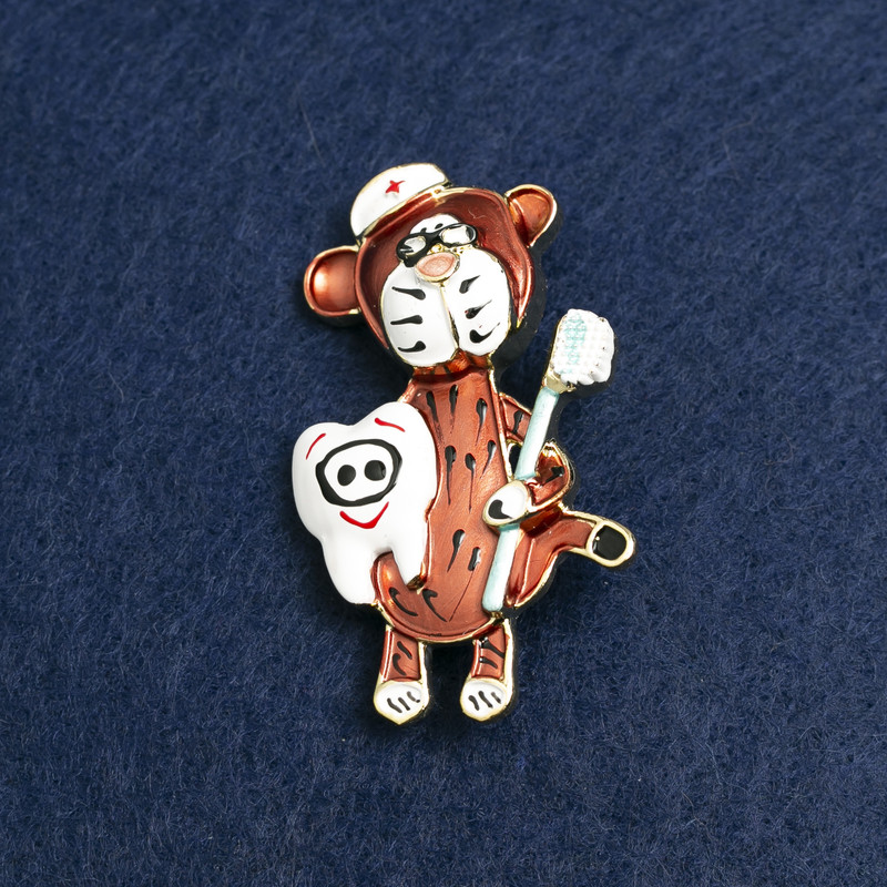 Broche Ourson dentiste en métal doré et émail 50×30 mm +
