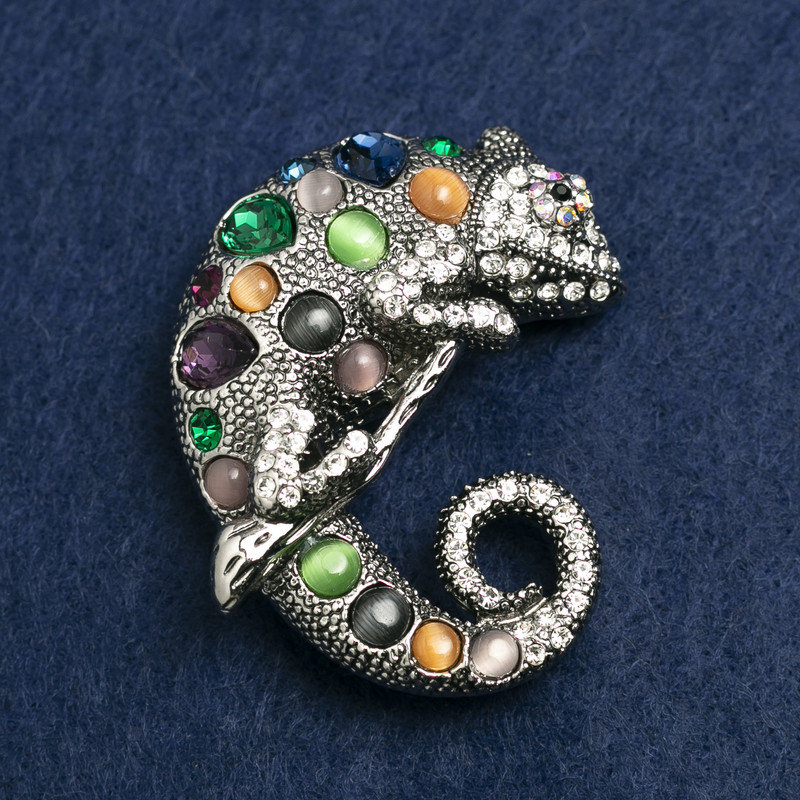 Broche Caméléon argenté, œil-de-chat et strass 52 × 46 mm +
