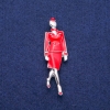 Broche-pendentif «Hôtesse de l'air» avec émail, 18 × 60 mm, métal argenté