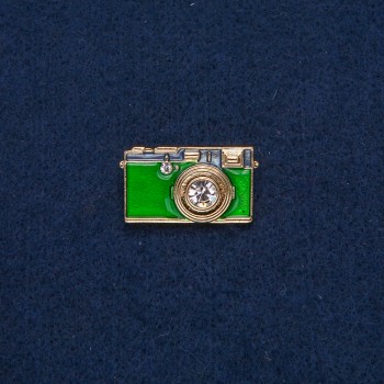Broche Appareil photo doré en métal avec émail vert et pierres blanches 30×17 mm +