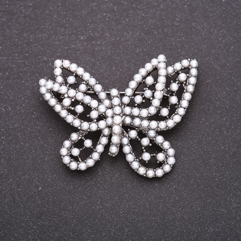 Broche papillon avec perles blanches, 49×39 mm, métal gris