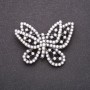 Broche papillon avec perles blanches, 49×39 mm, métal gris