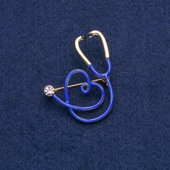Broche bleue stéthoscope avec cœur, pierre blanche, métal doré 43×33 mm