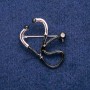 Broche Stéthoscope, strass blanc, émail noir, 33×29 mm, métal argenté