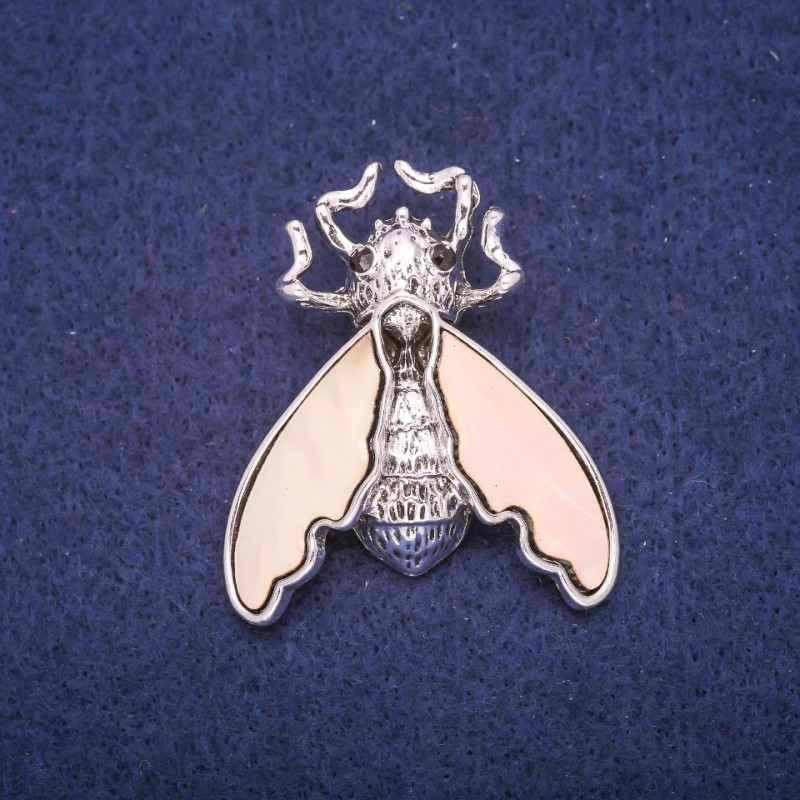 Broche papillon avec insert nacré, métal argenté 37×44 mm