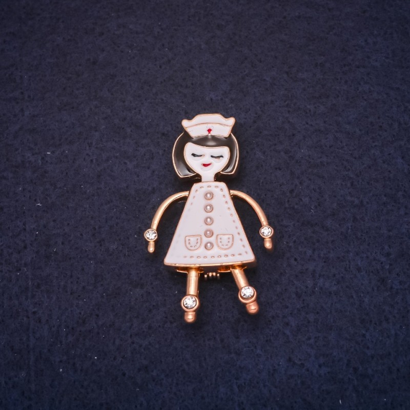 Broche infirmière émaillée blanche, métal doré, 42×26 mm