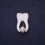 Broche en forme de dent 25 × 15 mm, émail blanc, métal argenté