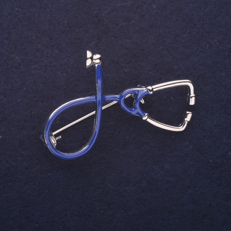 Broche stéthoscope bleu émaillé, métal argenté, 44 × 30 mm