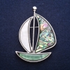 Broche-pendentif «Navire» en halite et perle nacrée 62 × 45 mm