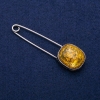 Broche-bouton avec cabochon d'ambre synthétique (22 × 77 mm), métal argenté