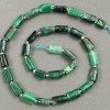 Perles sur fil en pierre naturelle émeraude taillées, diamètre 11–7 mm, longueur environ 39 cm ±, avec perles de rocaille (3×2 mm)