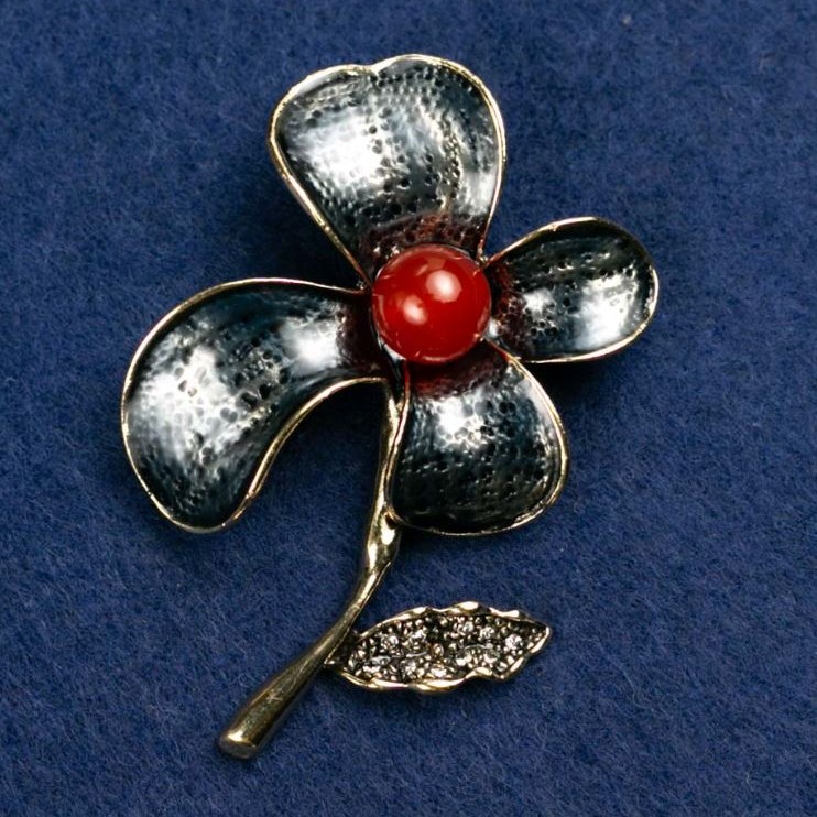 Broche fleur avec perle de cornaline et émail, métal doré 47×60 mm