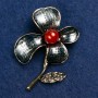 Broche fleur avec perle de cornaline et émail, métal doré 47×60 mm