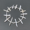 Perles baroques «Croix» avec la teinte «benzine» sur fil, taille 40×25 mm ±, longueur 38 cm ±