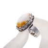 Bague en ambre, sertie en griffes, taille M, pierre ovale 2,1 × 1,6 cm