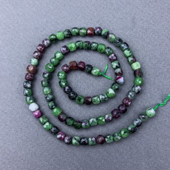 Perles de zoïsite naturelle facettées en cubes sur fil, diamètre 4×4 mm ±, longueur 38 cm ±